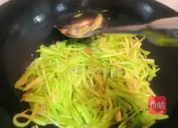 Illustration of how to make spicy shredded lettuce 8