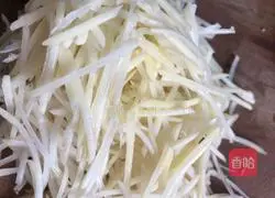 Illustration of how to make fruit mixed with shredded potatoes 2