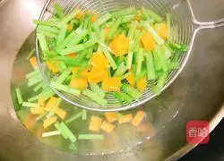 Illustration of how to mix celery and flower kernels 12