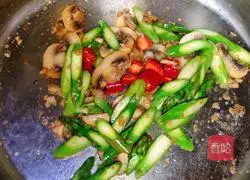 Illustration of how to make French asparagus and fried mushrooms 10