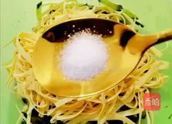 Illustration of how to make cold shredded dried tofu 5