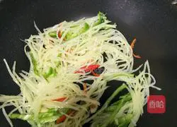 Illustration of how to make green pepper and potato shreds 9