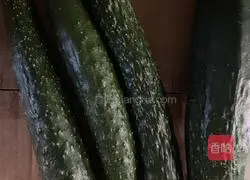 Illustration of how to make crispy pickled cucumbers 1