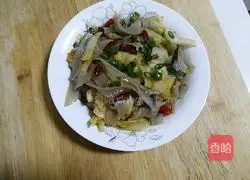 Illustration of how to make spicy and sour cabbage stir-fried wide noodles 6