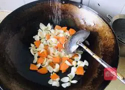 Illustration of how to stir-fry carrots and lilies 7