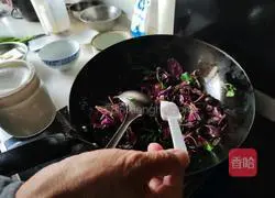 Illustration of how to stir-fry amaranth with garlic cloves 4