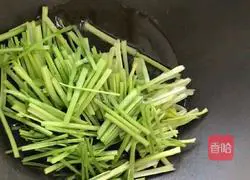 Illustration of how to make fried potato shreds with celery 5