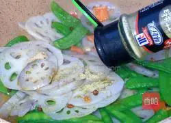 Illustration of how to make fried lotus root slices with pepper, sesame and snow peas 9