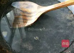 Illustration of how to mix Chinese toon with garlic sprouts 2