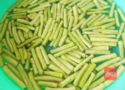 Illustration of how to make fried beans with green pepper 2