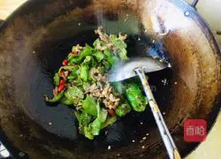 Illustration of how to make fried beef with green pepper and black bean sauce 9