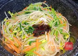 Illustration of how to stir-fry vermicelli with spinach and bean sprouts 5