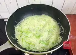 Illustration of how to make green pepper and potato shreds 12