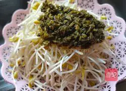 Illustration of how to stir-fry soybean sprouts with pickled vegetables 4