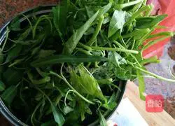 Illustration of how to make garlic water spinach 1