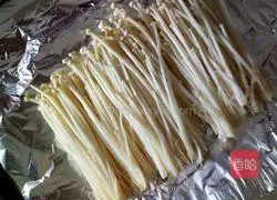 Illustration of how to make enoki mushrooms with tin foil 5