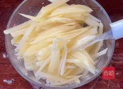 Illustration of how to make cucumber and potato shreds 3