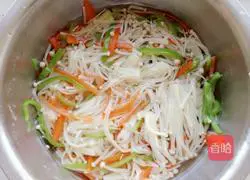 Illustration of how to stir-fry enoki mushrooms 6