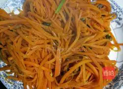Illustration of how to make fried shredded carrots 6