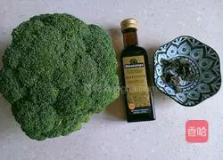 Illustration of how to mix broccoli with olive oil 1