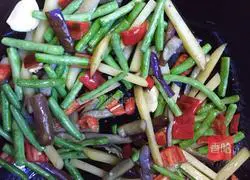 Illustrations on how to make three kinds of dry stir-fry vegetables 8