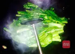 Illustration of how to make black bean sauce, dace and lettuce 5