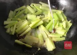 Illustration of how to make spicy and sour lettuce strips 7