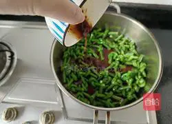 Illustration of how to make sauced cowpeas 11