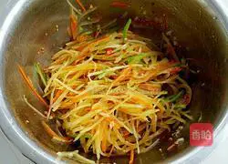 Illustration of how to make cold and spicy potato shreds 9