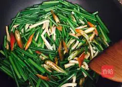 Illustration of how to make stir-fried dried beans with chive flowers 4