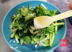 Illustration of how to make cold shredded pork belly 7