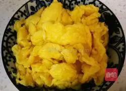 Illustration of how to make fried eggs with okra 5