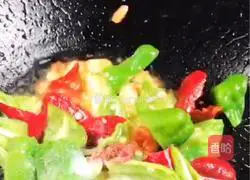 Illustration of how to stir-fry winter melon with double peppers 5