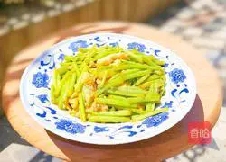 Illustration of how to make fragrant reed and mugwort scrambled eggs 9