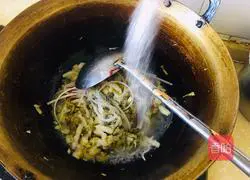 Illustration of how to make fried vermicelli with pickled cabbage 6