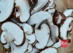 Illustration of how to stir-fry rapeseed with mushrooms 2