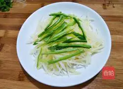Black bean sauce mixed with green peppers Illustration of making shredded potatoes 14