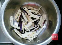 Illustration of how to make eggplant steamed vermicelli 5