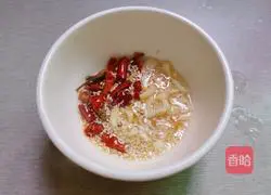 Illustration of how to make cucumber mixed with fungus shreds 7