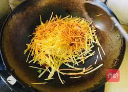 Illustration of how to stir-fry sauerkraut with shredded potatoes 7