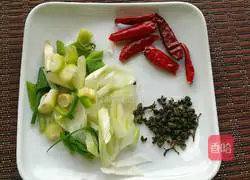 Illustration of how to make spicy lotus root slices 4