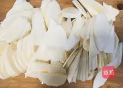 Illustration of how to stir-fry wild rice with double peppers 3