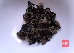 Illustration of how to make fried cabbage with fungus 1