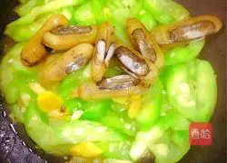 Illustration of how to stir-fry razor clams with loofah 5