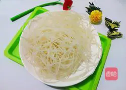 Illustration of how to make cold rice noodles 1