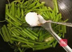 Illustration of stir-fried water spinach 8