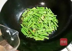 Illustration of how to make garlic soy beans 10
