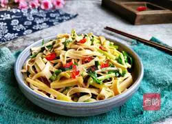 Illustration of how to stir-fry tofu skin with green garlic sprouts 9