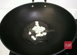 Illustration of how to stir-fry green peppers and dry them 5