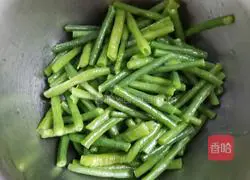 Illustration of how to mix beans with garlic paste 4